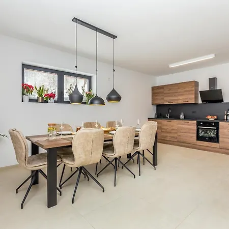 Zerm House With Pool, Jacuzzi & Sauna - Gorski Kotar شاليه مركوبالج